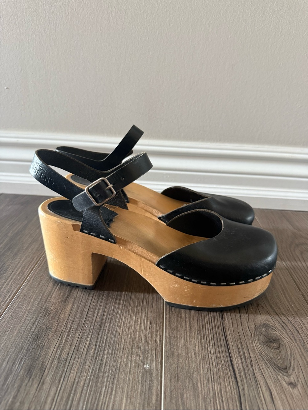 Swedish Hasbeens Leather Clogs Size 40